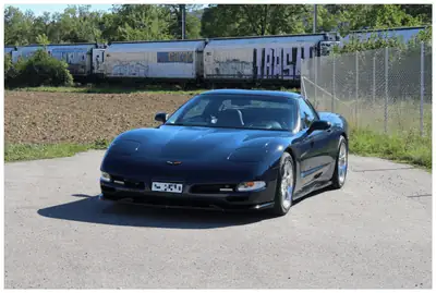 Chevrolet Corvette C5 — Légende américaine boîte manuelle, 35'000 km seulement — side view