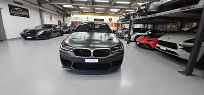 BMW M5 xDrive CS Drivelogic — Berline haute performance en vert mat, 635 ch — side view