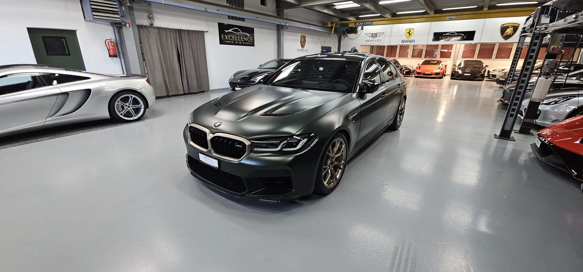 BMW M5 xDrive CS Drivelogic — Berline haute performance en vert mat, 635 ch