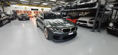 BMW M5 xDrive CS Drivelogic — Berline haute performance en vert mat, 635 ch — rear view
