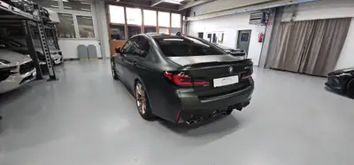 BMW M5 xDrive CS Drivelogic — Berline haute performance en vert mat, 635 ch — detail