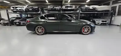 BMW M5 xDrive CS Drivelogic — Berline haute performance en vert mat, 635 ch — interior