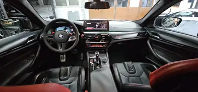 BMW M5 xDrive CS Drivelogic — Berline haute performance en vert mat, 635 ch — Thumbnail 10