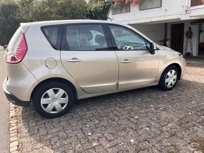 Renault Scenic 2.0 16V Expression CVT — Monospace familial spacieux, transmission fluide automatique — exterior view