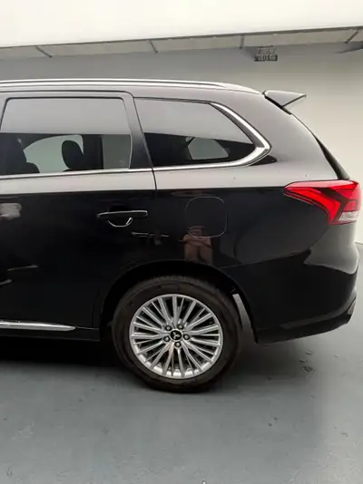 Mitsubishi Outlander 2.4 PHEV Diamond — SUV hybride rechargeable, 84'000 km, excellent état — fianco