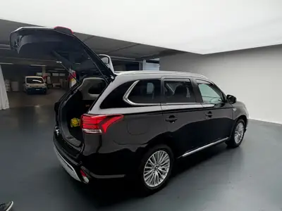 Mitsubishi Outlander 2.4 PHEV Diamond — SUV hybride rechargeable, 84'000 km, excellent état — vista posteriore