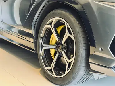 Lamborghini Urus E-Gear — Le Super SUV italien aux 650 ch, kilométrage modéré — Miniature 8