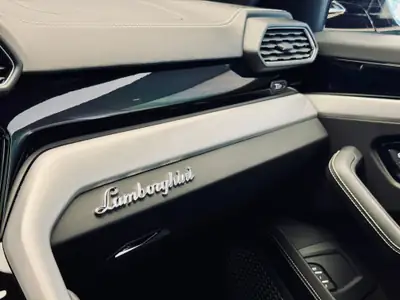 Lamborghini Urus E-Gear — Le Super SUV italien aux 650 ch, kilométrage modéré — Miniature 17