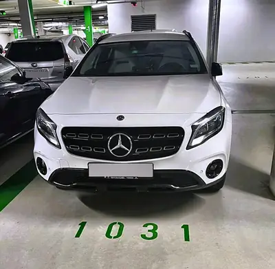 Mercedes-Benz GLA 200 — Compact SUV urbain, 156 PS et deux jeux de pneus — side view