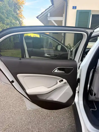 Mercedes-Benz GLA 200 — Compact SUV urbain, 156 PS et deux jeux de pneus — interior