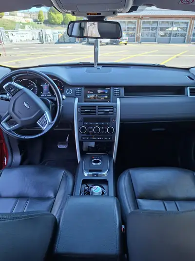 Land Rover Discovery Sport 2.0 TD4 180 — SUV 7 places, diesel robuste et fiable — Heckansicht