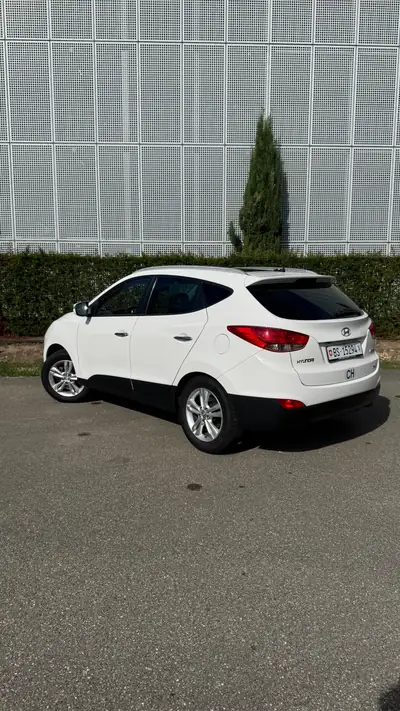 Hyundai iX35 2.0 Comfort 4WD — SUV robuste, 4x4 intégral, 99 800 km seulement — side view