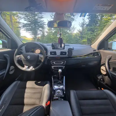 Renault Megane Estate 1.5 dCi Bose EDC — Diesel économe, break spacieux, sans sinistre — cruscotto