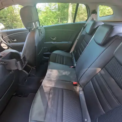Renault Megane Estate 1.5 dCi Bose EDC — Diesel économe, break spacieux, sans sinistre — Miniatura 7
