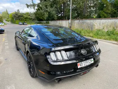 Ford Mustang 2.3 EcoBoost — Coupé américain sportif, échappement sport et très bien entretenue — Heckansicht