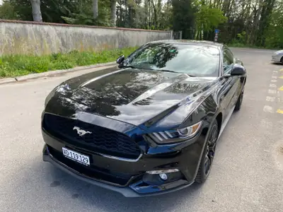 Ford Mustang 2.3 EcoBoost — Coupé américain sportif, échappement sport et très bien entretenue — Seitenansicht