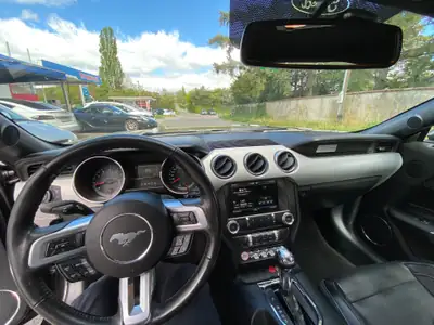 Ford Mustang 2.3 EcoBoost — Coupé américain sportif, échappement sport et très bien entretenue — Armaturenbrett
