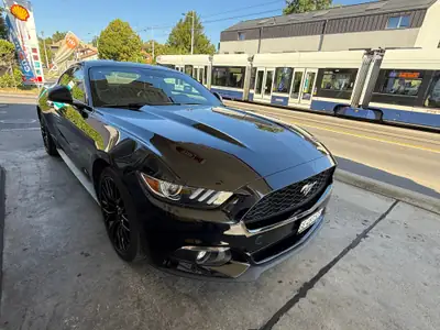 Ford Mustang 2.3 EcoBoost — Coupé américain sportif, échappement sport et très bien entretenue — Innenraum