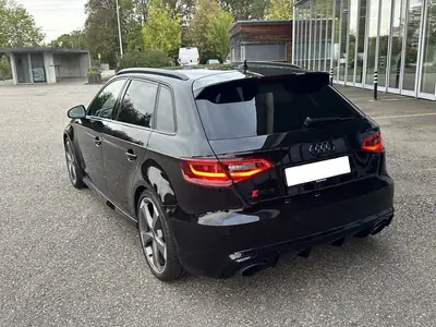 Audi RS3 2.5 T FSI Quattro — Performance sportive et technologie premium — vista posteriore