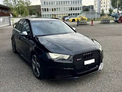 Audi RS3 2.5 T FSI Quattro — Performance sportive et technologie premium — vista esterna