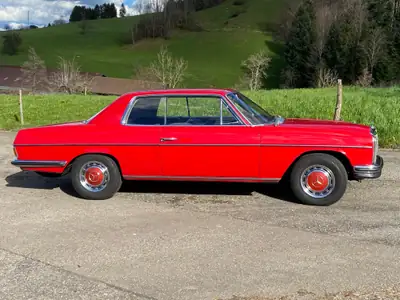 Mercedes-Benz 260 CE — Coupé sportif des années 70, histoire et élégance — vista posteriore