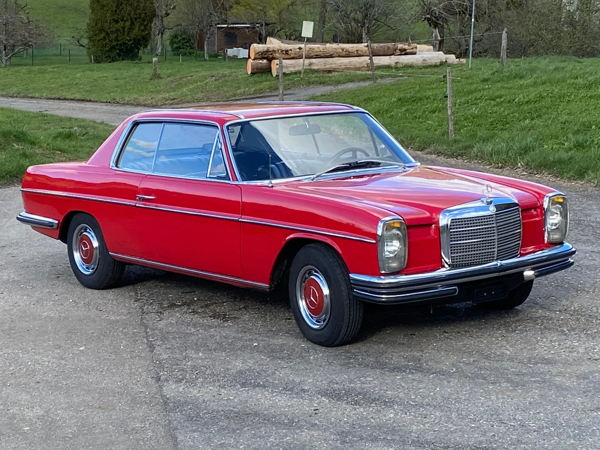 Mercedes-Benz 260 CE — Coupé sportif des années 70, histoire et élégance