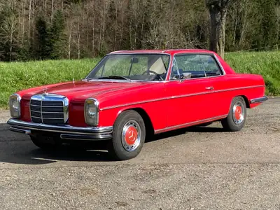 Mercedes-Benz 260 CE — Coupé sportif des années 70, histoire et élégance — fianco