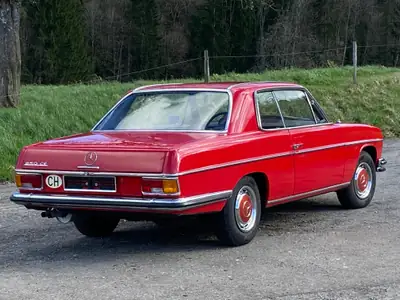 Mercedes-Benz 260 CE — Coupé sportif des années 70, histoire et élégance — cruscotto