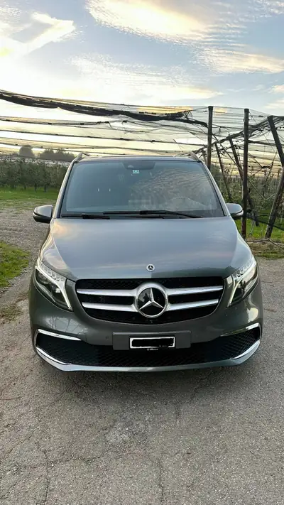 Mercedes-Benz V 300 d Lang 4MATIC — Monospace premium 7 places, diesel efficient — exterior view