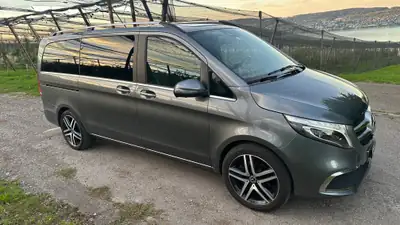 Mercedes-Benz V 300 d Lang 4MATIC — Monospace premium 7 places, diesel efficient — rear view