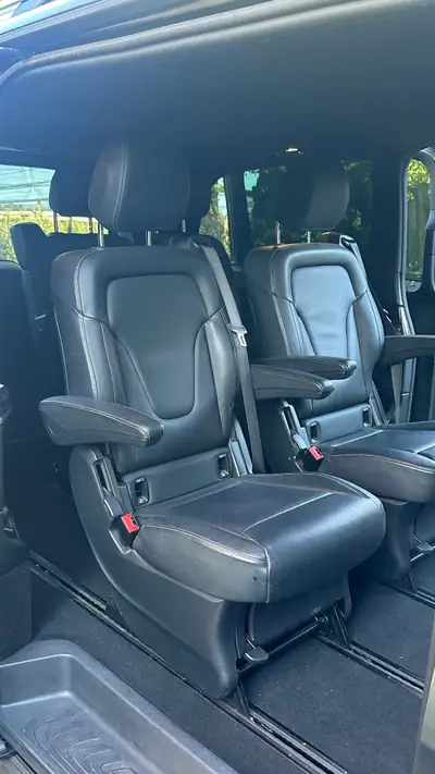 Mercedes-Benz V 300 d Lang 4MATIC — Monospace premium 7 places, diesel efficient — interior
