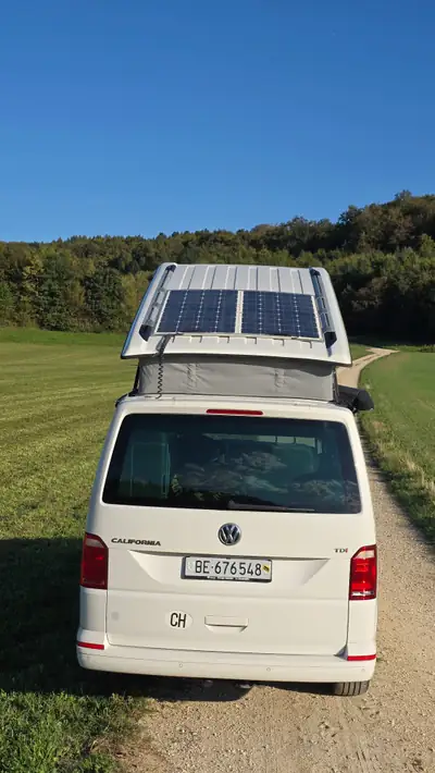 VW T6 California Ocean — Camping-car aménagé diesel, cuisine intégrée et équipements neufs — rear view