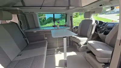VW T6 California Ocean — Camping-car aménagé diesel, cuisine intégrée et équipements neufs — exterior view