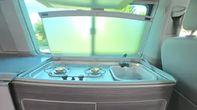 VW T6 California Ocean — Camping-car aménagé diesel, cuisine intégrée et équipements neufs — dashboard
