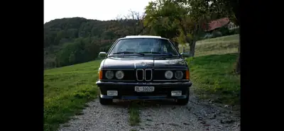 BMW 635 CSI 1981 — Coupé sportif vintage avec climatisation et toit ouvrant — fianco
