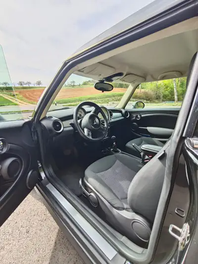 MINI Clubman 1.6i One — Compacte polyvalente, entretien réduit, sans sinistre — intérieur