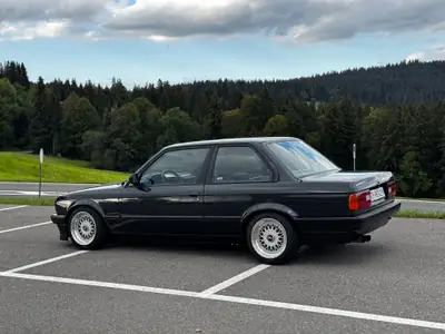 BMW 325i 1989 — Classique intemporel, motorisation 170 ch et équipements sport — side view