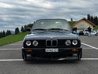 BMW 325i 1989 — Classique intemporel, motorisation 170 ch et équipements sport — rear view