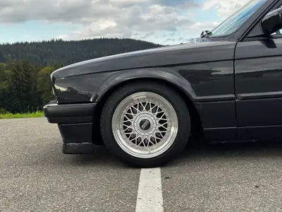 BMW 325i 1989 — Classique intemporel, motorisation 170 ch et équipements sport — interior
