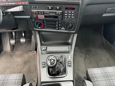BMW 325i 1989 — Classique intemporel, motorisation 170 ch et équipements sport — Thumbnail 10