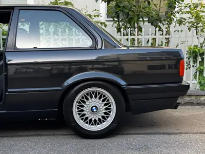 BMW 325i 1989 — Classique intemporel, motorisation 170 ch et équipements sport — Thumbnail 20