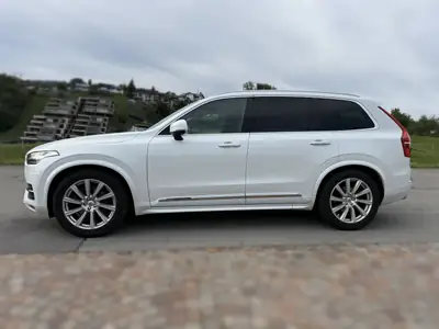 Volvo XC90 2.0 D5 Inscription — 7 places, 235 ch, suspension pneumatique et toit panoramique — vista posteriore