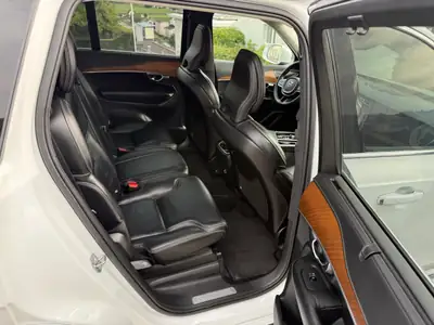 Volvo XC90 2.0 D5 Inscription — 7 places, 235 ch, suspension pneumatique et toit panoramique — Miniatura 9