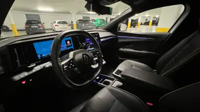 Renault Megane E-Tech 220 PS — Berline électrique premium, 37 000 km seulement — côté