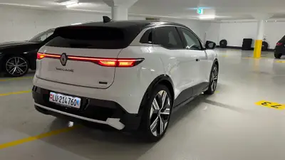 Renault Megane E-Tech 220 PS — Berline électrique premium, 37 000 km seulement — arrière