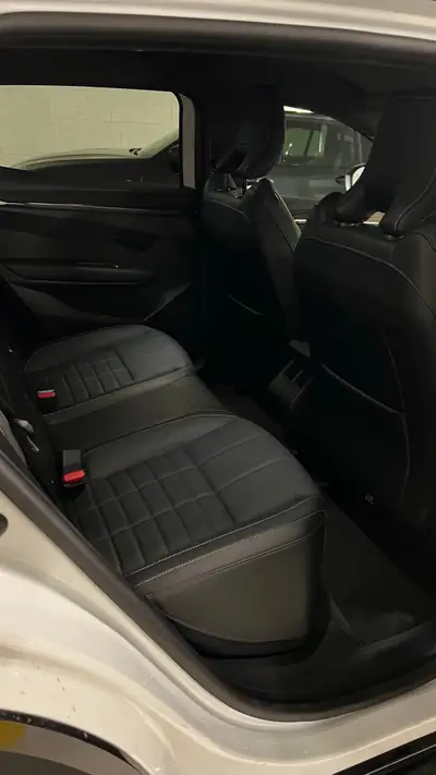 Renault Megane E-Tech 220 PS — Berline électrique premium, 37 000 km seulement — tableau de bord