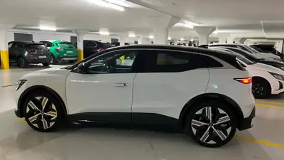 Renault Megane E-Tech 220 PS — Berline électrique premium, 37 000 km seulement — intérieur