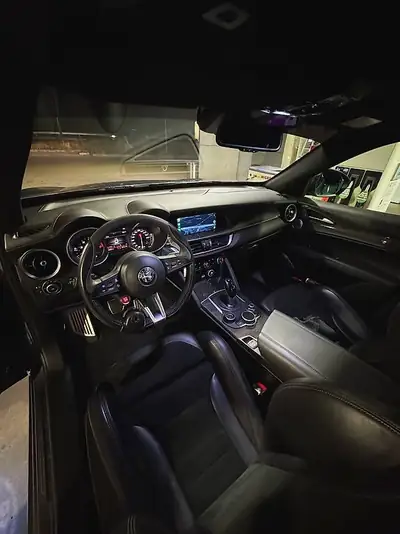 Alfa Romeo Stelvio Quadrifoglio — SUV sportif 610 ch, très faible kilométrage — Seitenansicht