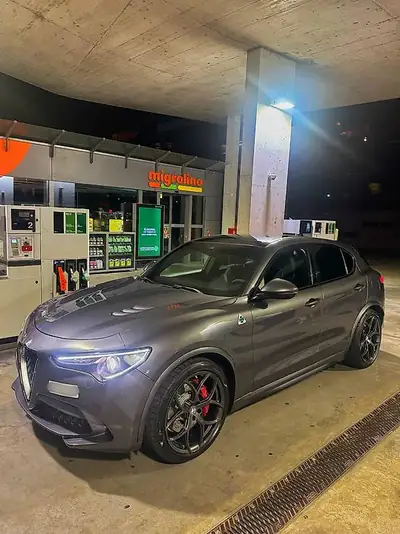 Alfa Romeo Stelvio Quadrifoglio — SUV sportif 610 ch, très faible kilométrage — Außenansicht