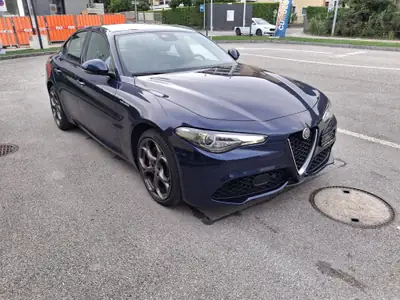Alfa Romeo Giulia 2.0 Q4 Veloce TI — Berline sportive all-wheel drive, 57'000 km — Heckansicht